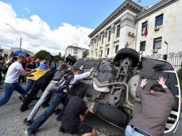 МЗС Росії скаржиться, що на їхнє посольство у Києві напали "фашистські молодики" МЗС Росії скаржиться, що на їхнє посольство у Києві напали "фашистські молодики"