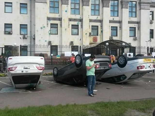 Під посольство РФ у Києві приїхали Дещиця й Аваков