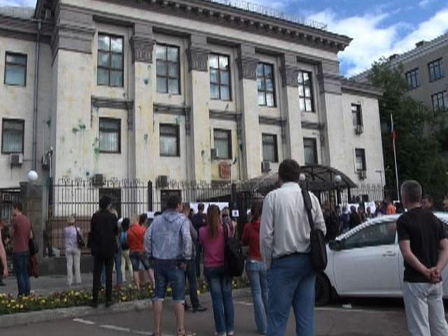 Учасники акції протесту перед посольство РФ передали свої вимоги російським дипломатам