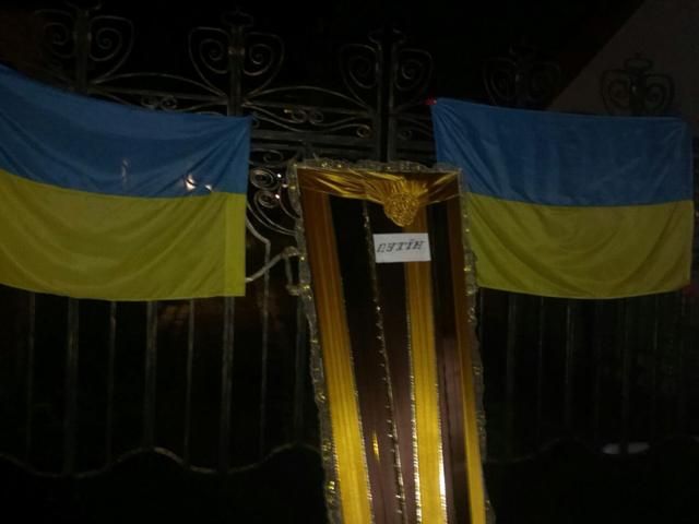 Под консульством РФ во Львове помолились за погибших и мирно разошлись (Фото)
