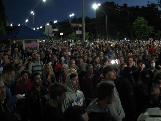 Брусчатка, дымовые шашки, опрокинутые авто - в Киеве протестовали под посольством России Брусчатка, дымовые шашки, опрокинутые авто - в Киеве протестовали под посольством России