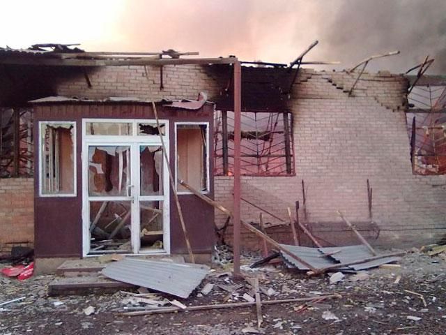 Ночью обстреляли Амвросиевку: дома разрушены, транспорт не ездит (Фото. Видео)