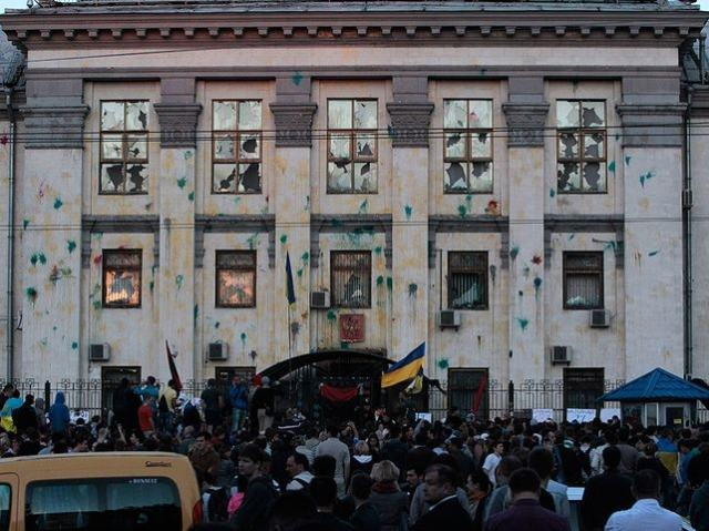 Міліція розслідує вчорашній пікет посольства РФ як хуліганство. Затримали 3-х людей Міліція розслідує вчорашній пікет посольства РФ як хуліганство. Затримали 3-х людей