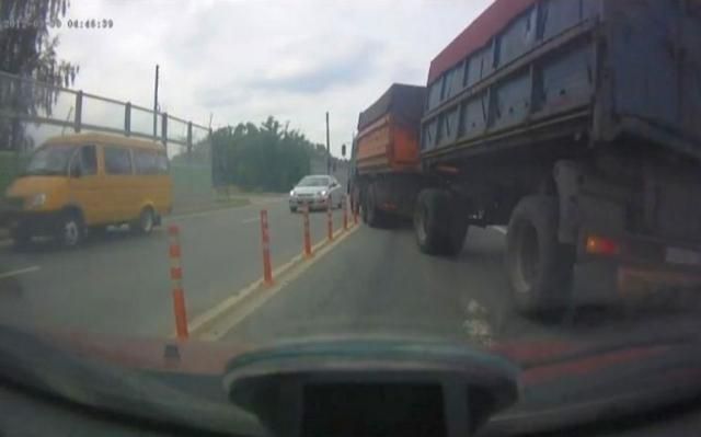 Ефект свідка: водій "Нексії" протаранив відбійник і "Камаз" з несправними гальмами Ефект свідка: водій "Нексії" протаранив відбійник і "Камаз" з несправними гальмами