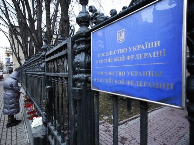 Біля посольства України у Москві затримали 5 росіянок і побили чоловіка за протест