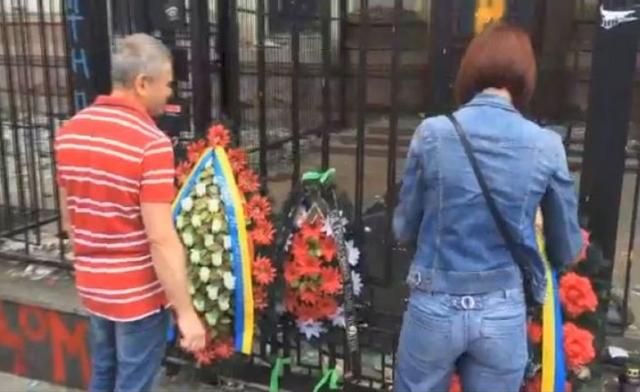 У посольства России в Киеве — траурные венки