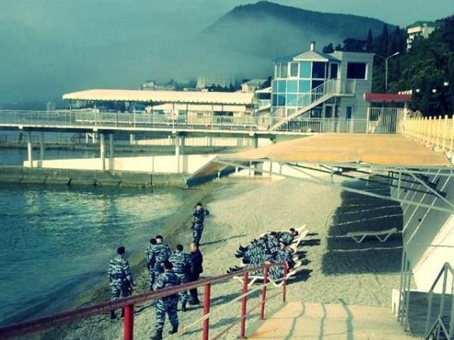 Російських чиновників змушують відпочивати в Криму Російських чиновників змушують відпочивати в Криму