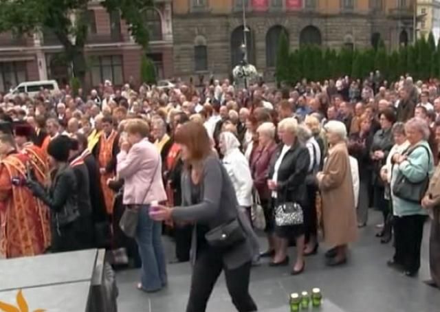 Без коментарів: як в Україні вшанували загиблих Без коментарів: як в Україні вшанували загиблих