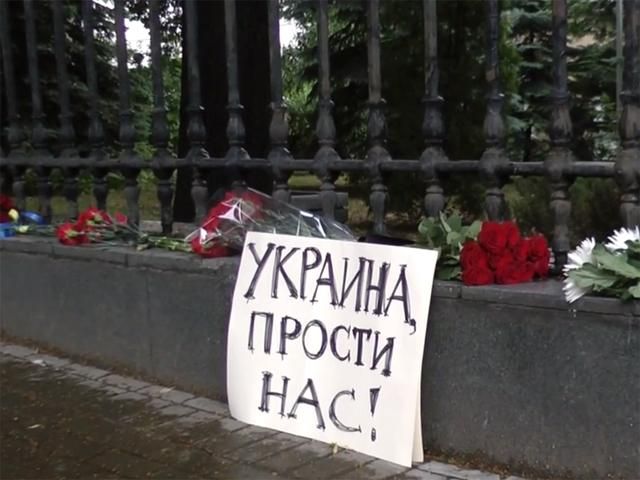 Жители Москвы просят прощения у украинцев (Видео) Жители Москвы просят прощения у украинцев (Видео)