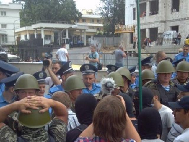 В Одессе драка возле генконсульства РФ между активистами и милицией, есть пострадавшие (Фото)