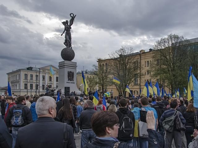 Понад 400 людей у Харкові проводять віче з вимогою люстрації