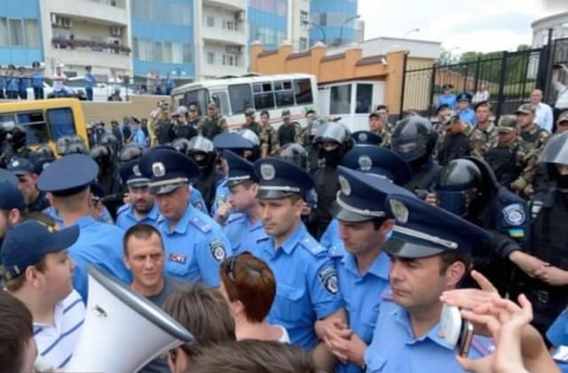 Террористы обстреляли храм, беспорядки возле консульства РФ в Одессе - в ярких фотографиях дня