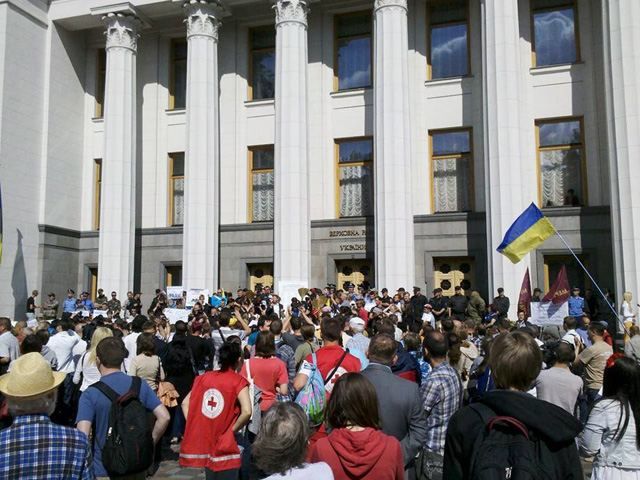 Под Радой проходит акция протеста (Фото) Под Радой проходит акция протеста (Фото)