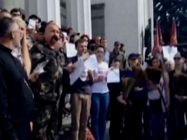 Активисты под Радой продолжают требовать досрочных парламентских выборов Активисты под Радой продолжают требовать досрочных парламентских выборов