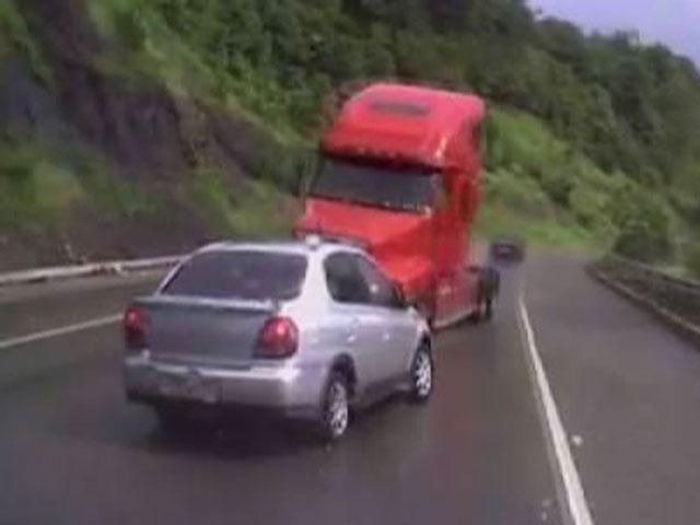 Эффект свидетеля: Грузовик протаранил 5 автомобилей, есть пострадавшие Эффект свидетеля: Грузовик протаранил 5 автомобилей, есть пострадавшие