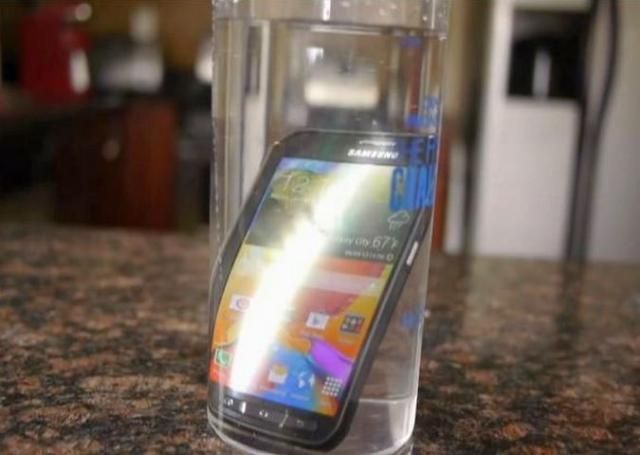 Новий Galaxy S5 витримує занурення у воду на глибину до метра