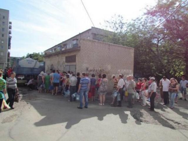 На Донеччині висока загроза епідемій через відсутність води і стихійні поховання терористів