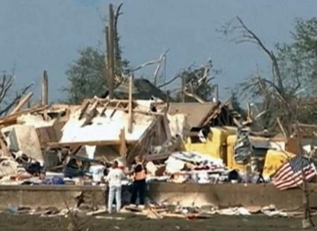 В США торнадо сравнял с землей небольшое поселение В США торнадо сравнял с землей небольшое поселение