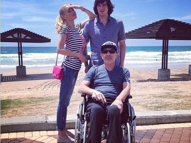 Кернес вернулся, но не может ходить (Фото) Кернес вернулся, но не может ходить (Фото)