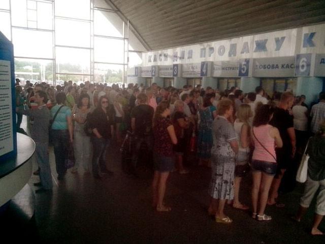 ФОТО ДНЯ: на луганском вокзале огромные очереди в кассы