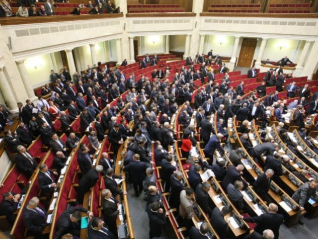 Нардепы приняли закон об обучении переселенцев из Крыма. Заседание уже закрыли