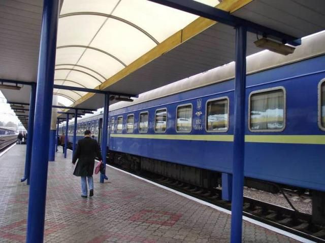 "Укрзалізниця" скоротила перевезення до Криму майже втричі