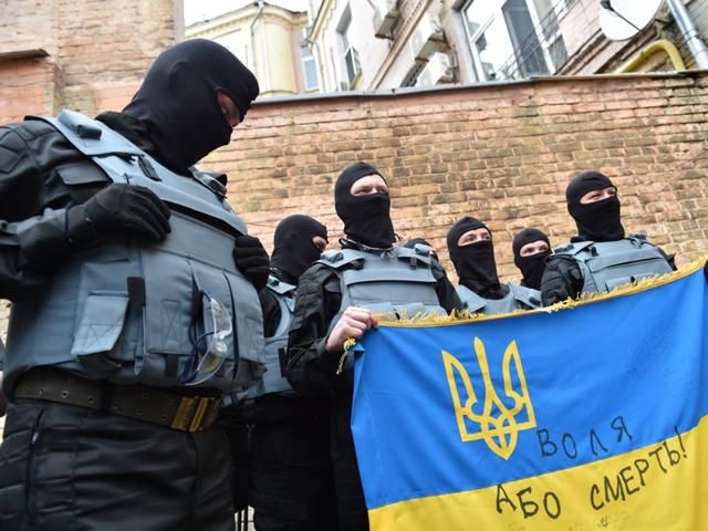 Батальйон "Азов" вимагає від влади більш рішучих наказів (Відео) Батальйон "Азов" вимагає від влади більш рішучих наказів (Відео)