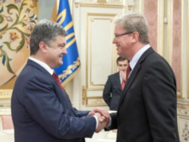 Порошенко обсудил с Фюле подписание Соглашения об ассоциации с ЕС Порошенко обсудил с Фюле подписание Соглашения об ассоциации с ЕС