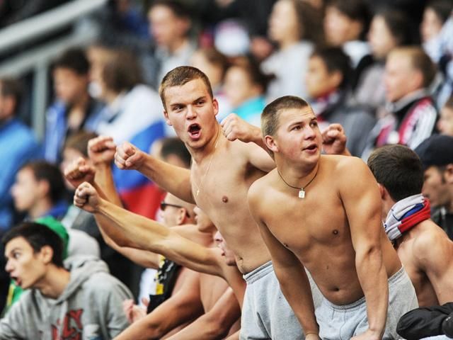 Российскую сборную по футболу могут наказать за неонацистские баннеры