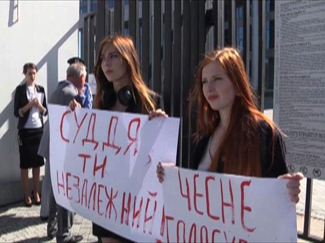 Склад Конституційного Суду поки люструвати не будуть Склад Конституційного Суду поки люструвати не будуть