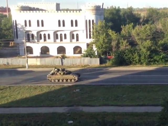 Луганськом у напрямку Алчевська рухається колона танків терористів (Відео)