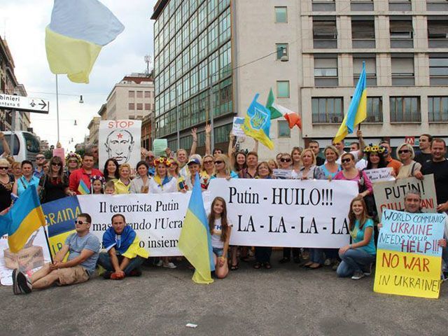 Українці в Римі під посольством РФ заспівали хіт про Путіна (Фото, Відео)
