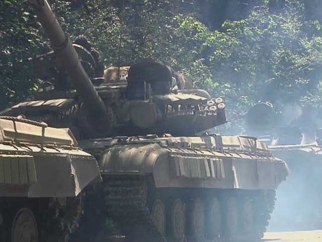 На Донбассе ездят танки с пророссийской символикой (Видео)