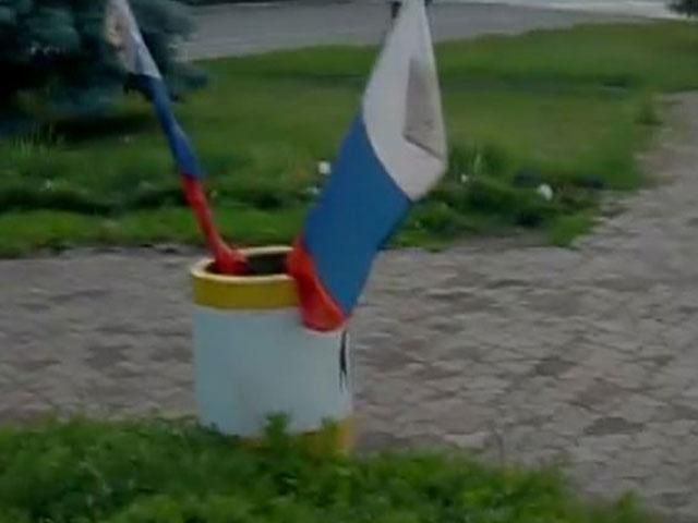 В Горлівці російські прапори викинули в смітник (Відео)