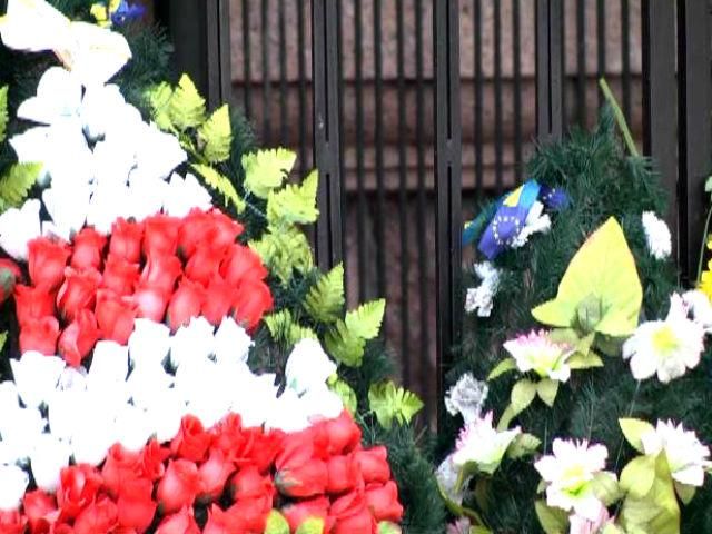 Всемирный флешмоб: активисты принесли к посольству РФ похоронные венки