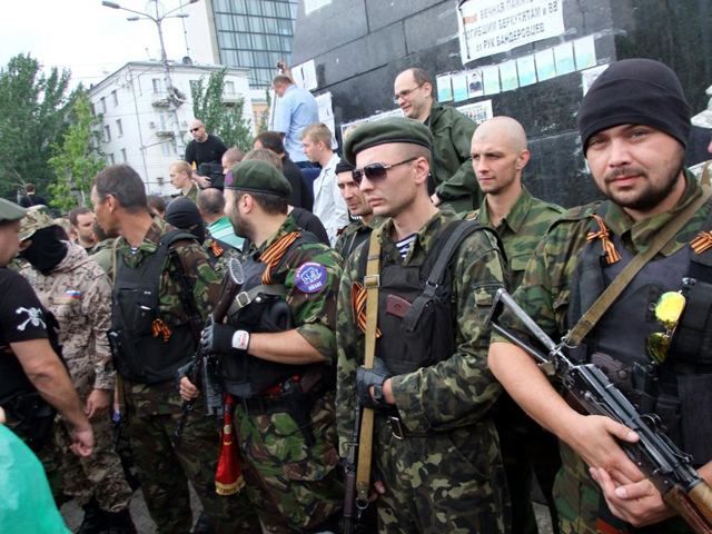 Террористы помитинговали в центре Донецка (Фото)