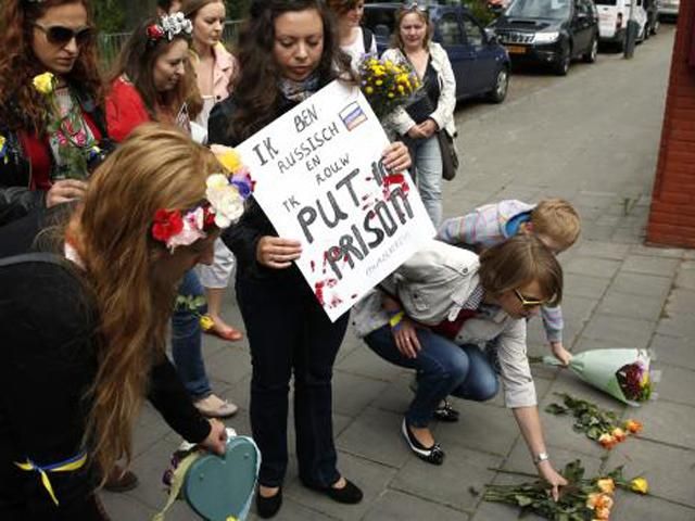 В Гааге протестовали против действий Путина (Фото) В Гааге протестовали против действий Путина (Фото)