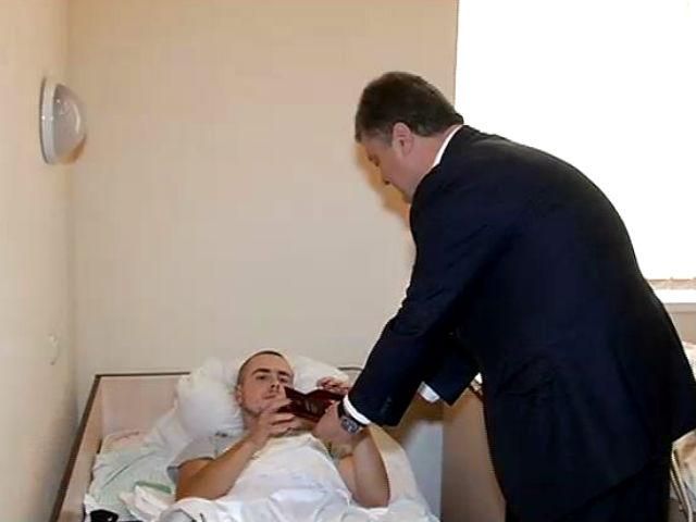 Порошенко наградил семерых героев-нацгвардийцев Порошенко наградил семерых героев-нацгвардийцев
