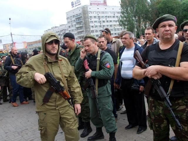 У Свердловську терористи у формі українських військових обстріляли автобус