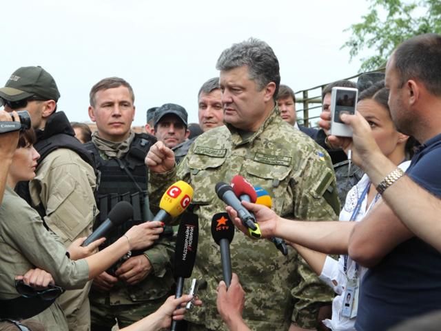 Припинення вогню не означає, що українські воїни не стрілятимуть у відповідь, — Порошенко
