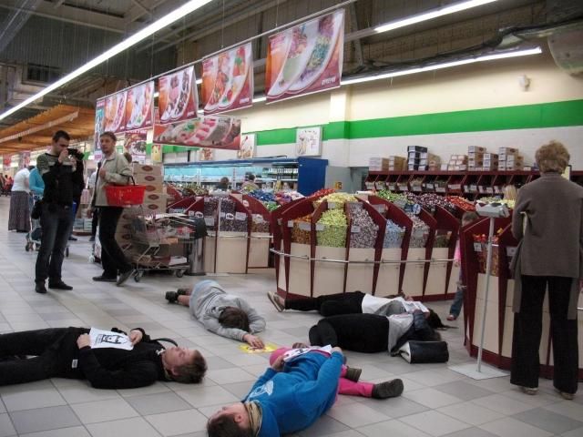 Харків'яни "падали мертвими", бойкотуючи російські товари (Фото. Відео)