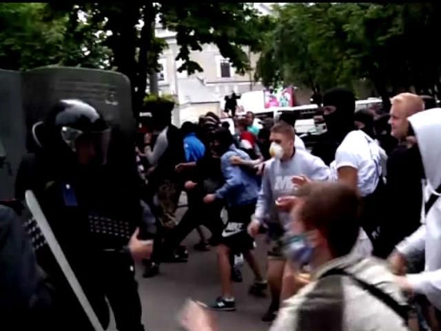 Возле Лавры активисты подрались с милицией (Видео)
