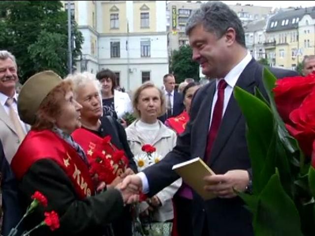 Порошенко і Яценюк вшанували пам’ять жертв війни в Україні