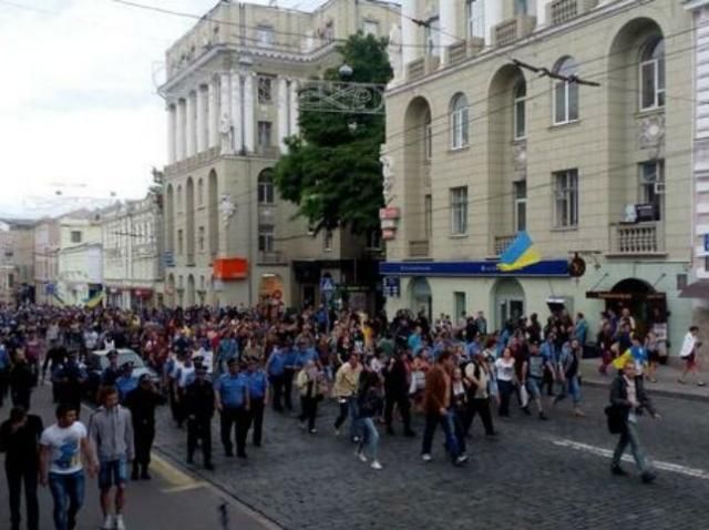 Проукраїнський мітинг у Харкові: жінці розбили голову, стрімеру — телефон (Фото)