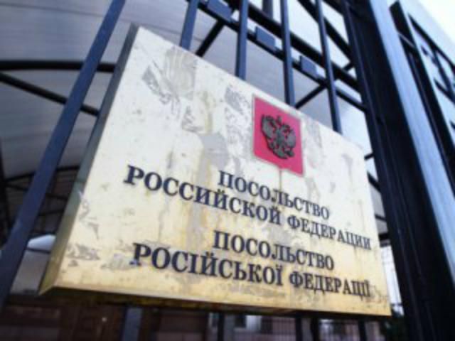 Активисты бросили в консульство РФ в Киеве несколько орехов и разошлись