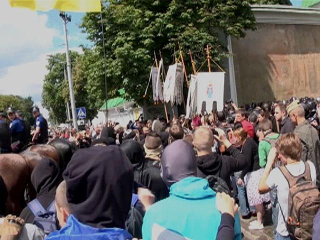 Біля Києво-Печерської Лаври мало не зіштовхнулись два молебні (Відео) Біля Києво-Печерської Лаври мало не зіштовхнулись два молебні (Відео)