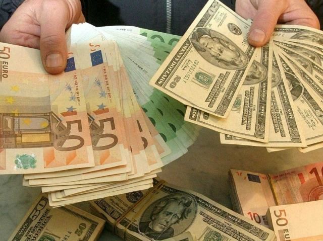 Долар росте, євро падає — курси валют на 23 черня