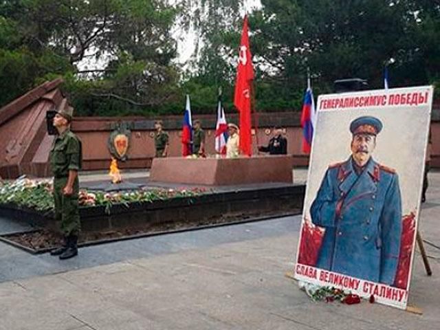 Новая "власть" Крыма прославляет на полуострове Сталина (Фото)