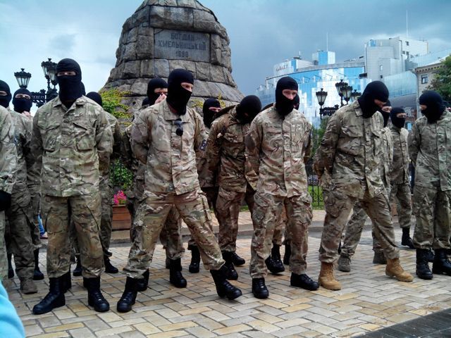 50 добровольцев из "Азова" присягнули на верность Украине и поехали на Восток 50 добровольцев из "Азова" присягнули на верность Украине и поехали на Восток