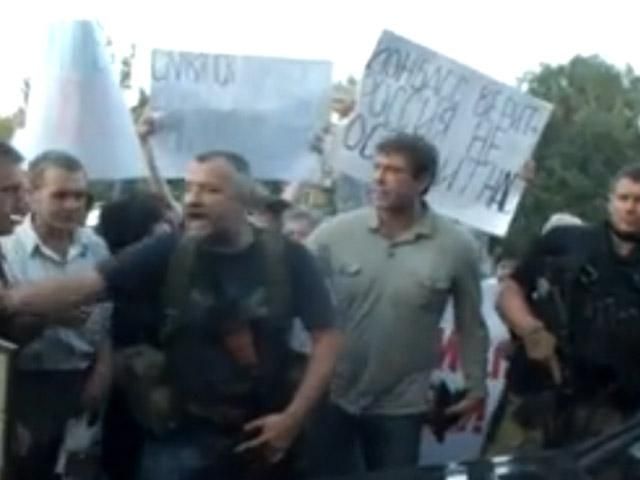 Видео дня: В Донецке напали на авто Кучмы и Шуфрича